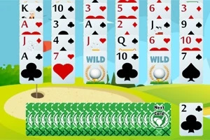 Cărți de joc aranjate pe un fundal de teren de golf, cu o grămadă de cărți întoarse și una întoarsă cu fața în sus