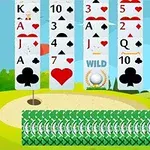 Cărți de joc aranjate pe un fundal de teren de golf, cu o grămadă de cărți întoarse și una întoarsă cu fața în sus