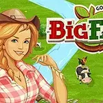 O tânără în cămașă în carouri și pălărie de cowboy stă lângă un câmp verde cu vaci și un râu, având sigla Goodgame Big Farm alături