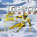 Un schior în costum galben trece printr-un traseu de slalom pe zăpadă, cu steaguri galbene și albastre și logo-ul GP Ski Slalom pe fundal