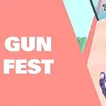 Un fundal roz cu text alb GUN FEST în stânga și mai multe arme vizibile pe o platformă înclinată spre dreapta