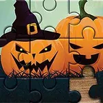Doi dovleci cu fețe înfricoșătoare, unul purtând o pălărie de vrăjitoare, ilustrați sub formă de puzzle incomplet