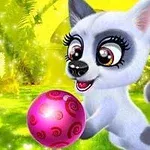 Un cățeluș animat cu ochi mari și gene lungi ține o minge roz cu modele spiralate într-un decor luminos de natură