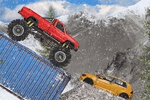Camion roșu de tip monster truck trece peste un container albastru, într-un peisaj montan acoperit de zăpadă, în timp ce o mașină galbenă se află în apropiere