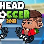 Doi personaje de desene animate se confruntă, unul cu echipament albastru cu steagul Argentinei și celălalt cu echipament roșu cu steagul Portugaliei, pe fundalul unui stadion