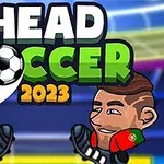 Ilustrație cu două personaje de desene animate care joacă fotbal folosind capul, fiecare purtând un tricou național, sub un titlu cu text colorat și un stadion în fundal