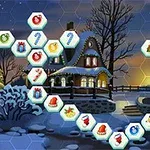 Peisaj de iarnă cu o casă luminată acoperită de zăpadă și hexagoane cu simboluri de Crăciun în prim-plan