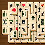 Piese de Mahjong aranjate pe un fundal din lemn, cu modele florale și personaje asiatice