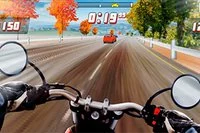 Sar peste bicicletă și aleargă prin oraș!