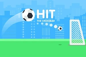 Minge de fotbal zburând spre o poartă pe fundal de clădiri