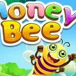 Albine veselă cu ochi mari și zâmbet larg sub un titlu colorat „Honey Bee” pe fundal de natură