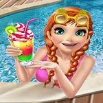 Persoană cu păr roșcat și ochelari de soare, bucurându-se de o băutură colorată lângă o piscină, cu un colac de salvare în apă