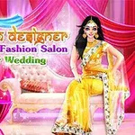 Femeie în rochie saree galbenă, așezată pe o canapea roz, într-un decor cu perdele roșii și roz, lângă aranjamente florale