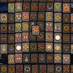 Piesele unui joc de puzzle cu simboluri colorate pe un fundal întunecat