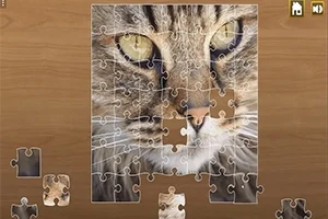 Puzzle incomplet cu imaginea unui pisoi pe un fundal de lemn