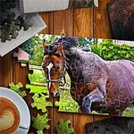 Puzzle cu imaginea unui cal maro în mișcare, pe o masă din lemn, alături de o ceașcă de cafea și piese de puzzle