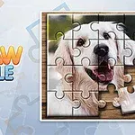 Puzzle parțial completat cu imaginea unui câine alb, vesel, pe fundal de lemn