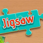 Piese de puzzle colorate și cuvântul Jigsaw pe un fundal de lemn