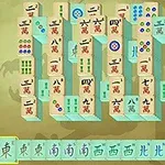 Piese de mahjong aranjate într-un model pe un fundal galben, cu simboluri și caractere chinezești vizibile