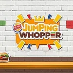 Design colorat cu logo-ul Burger King Jumping Whopper pe un fundal de cărămidă, cu un burger ilustrat pe o masă
