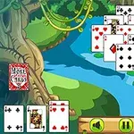 Cărți de joc aranjate în formă de piramidă pe un fundal cu peisaj de râu și vegetație tropicală