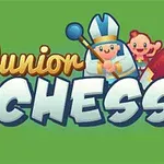 Personaje animate cu un episcop, un copil și un cal roșu pe un fundal verde, cu textul Junior Chess