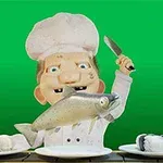 Un personaj animat îmbrăcat ca bucătar ține un pește și un cuțit, având farfurii cu sushi pe masă, pe un fundal verde