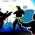 Trei siluete de luptători de arte marțiale în mijlocul unui peisaj urban stilizat, cu cer albastru și clădiri în fundal
