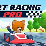 Ursuleț într-un kart roșu pe o pistă cu copaci verzi și cer albastru