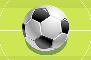 Minge de fotbal alb-negru pe un teren verde
