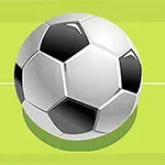 Minge de fotbal alb-negru pe un teren verde