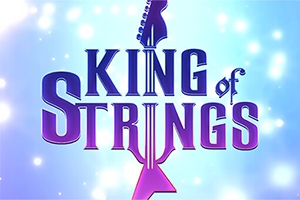 Text stilizat King of Strings pe un fundal albastru deschis cu efecte luminoase și o siluetă de chitară