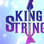Text stilizat King of Strings pe un fundal albastru deschis cu efecte luminoase și o siluetă de chitară