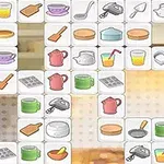 Piese de puzzle cu imagini de obiecte de bucătărie, cum ar fi cești, ceainice și felii de pâine, aranjate pe un fundal neclar