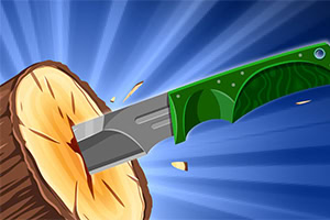 Un cuțit verde înfipt într-un trunchi de lemn, cu așchii zburând în jur