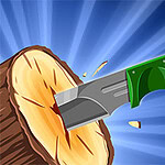 Un cuțit verde înfipt într-un trunchi de lemn, cu așchii zburând în jur