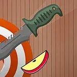 Cuțit verde înfipt într-o țintă cu două bucăți de măr tăiate
