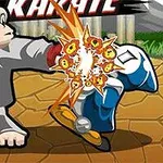O maimuță în costum de karate lovind un adversar cu un pumn puternic, într-un peisaj de luptă animată