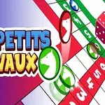 Text colorat Les Petits Chevaux alături de o tablă de joc colorată și un zar roșu