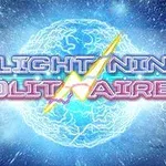 Textul Lightning Solitaire este suprapus peste un fundal cu un glob albastru electric cu fulgere