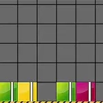 Puzzle cu blocuri colorate pe fundal gri în pătratulețe, în nuanțe de roșu, galben și verde