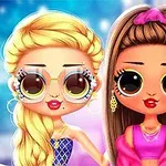Două personaje animate cu păr lung, unul blond și altul șaten, având accesorii colorate pe un fundal albastru și roz