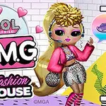 Păpușă stilizată cu păr blond și îmbrăcăminte colorată în fața unui perete cu design urban și logo-uri