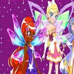 Trei personaje animate cu aripi colorate și haine strălucitoare stau pe un fundal violet cu pattern de cercuri