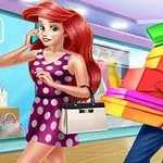 O femeie cu păr roșu în rochie violet cu buline albe se plimbă într-un magazin de lux, în timp ce un bărbat poartă o grămadă de cutii colorate