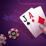 Două cărți de joc, un as și un valet, sunt ținute în mână, alături de două jetoane roșii pe o masă violet