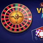 Roată de ruletă cu fise de joc pe o masă numerotată, alături de textul Lucky Vegas Roulette