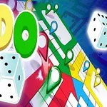 Cuvintele „LUDO” colorate, pioni de diverse culori și zaruri pe un fundal albastru cu o tablă de joc colorată