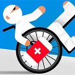Un personaj stilizat înfășurat în bandaje albe, stând într-un scaun cu rotile care se înclină spre spate, ținând o trusă de prim ajutor pe un fundal albastru