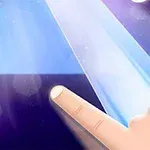 Deget atingând un pian virtual pe un ecran luminos, cu note muzicale în fundal